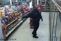 Skön polis dansar i affär
