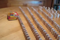 Legomaskin bygger domino