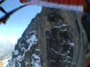 Skidor med fallskärm ner för the Eiger