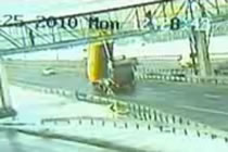 Turkisk lastbil kör in i gångtunnel
