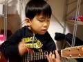 Barn sjunger och spelar I'm Yours på ukulele
