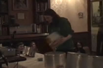 Lurad tjej under gissningslek