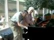 Par på 62 år spelar piano