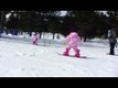 Flicka på 1 år åker snowboard