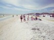 Barn leker på oljig strand i Florida