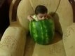 Bebis äter vattenmelon