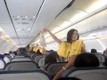 Dansande flygvärdinnor instruerar säkerheten på flyg