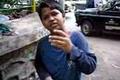 Indisk pojke säljer solfjädrar på 7 språk