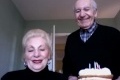 Ett äldre par försöker förstå en webbkamera