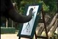 En elefant som målar en elefant!