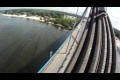 Ungdomar i Ukraina klättrar upp på en 120 meter hög bro