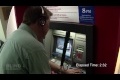 En blind man använder en bankomat