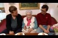 100-årig kvinna kollar Sol, fest och oroliga föräldrar