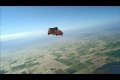 Bil hoppar fallskärm