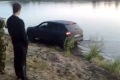 Rysk kille försöker få loss en Porsche Cayenne han kört fast med