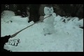 Hund förstör snögubbe