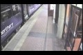 Full kvinna ramlar under ett tåg