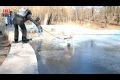 Skridskoåkare hoppar genom isen!