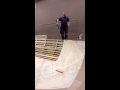 Svensk kille försöker trixa med skateboard