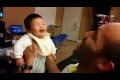 Ett barn som skrattar förförsta gången med sin pappa