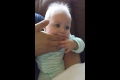 Ett barn som gör ljud med en hand i munnen!