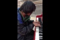 Hemlös man spelar piano